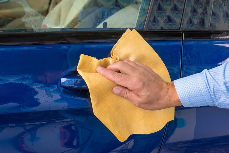 Dry Your Car With A Microfiber Towel